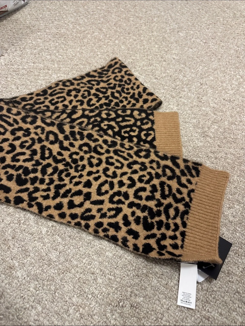 BNWT Kate Spade Leopard Print Knit Beanie and Scarf Set - Picture 8 of 9